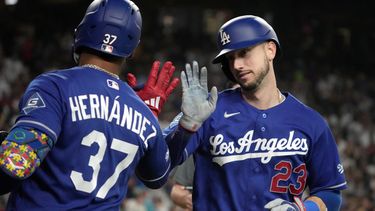 Kyle Tucker, de los Dodgers de Los Ángeles, celebra con Teoscar Hernández (37) tras conectar un cuadrangular solitario contra los Diamondbacks de Arizona en la octava entrada de un partido de béisbol, el sábado 8 de agosto de 2026, en Phoenix. (Foto AP/Rick Scuteri)