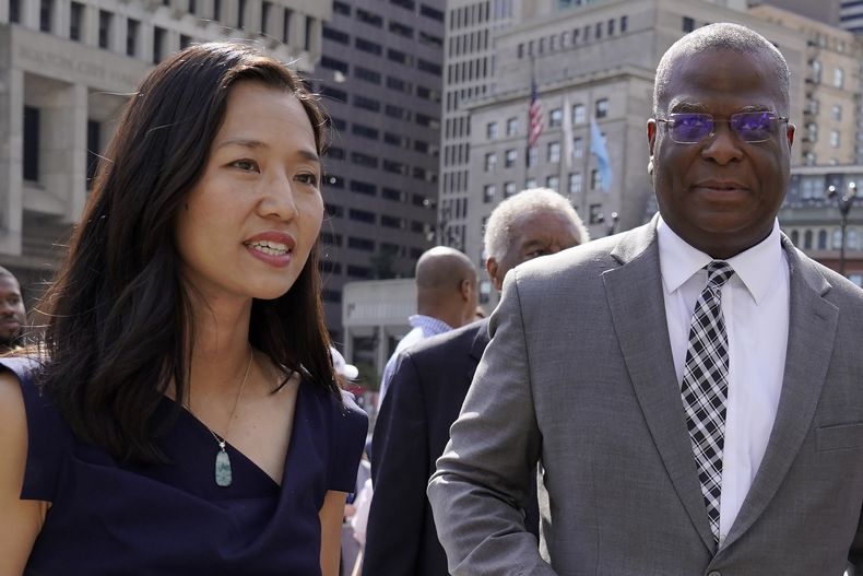 La alcaldesa de Boston, Michelle Wu, izquierda, con el comisionado de Policía de Boston, Michael Cox, fuera del ayuntamiento de la ciudad, el lunes 15 de agosto de 2022, en Boston. (AP Foto/Steven Senne, Archivo)