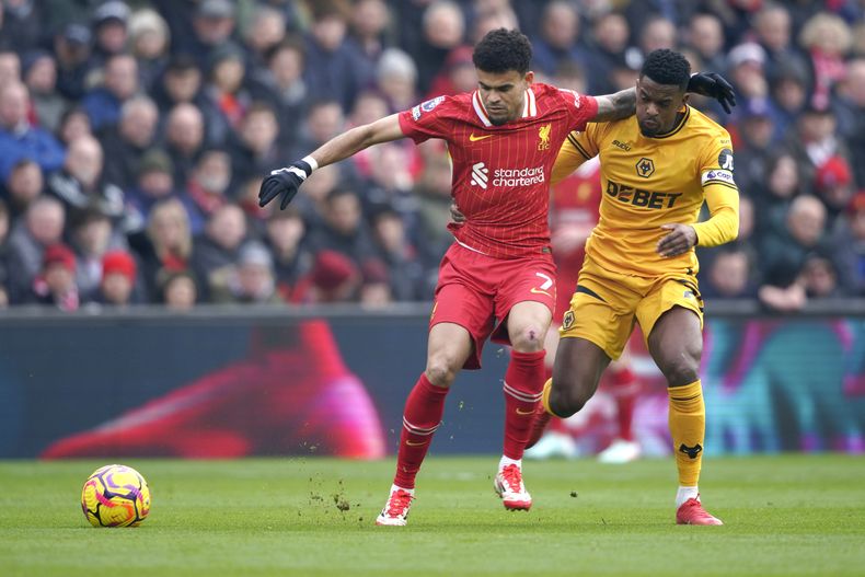 Luis Díaz (izquierda) pugna por el balón con Nelson Semedo de Wolverhampton en el partido de la Liga Premier, el domingo 16 de febrero de 2025. (AP Foto/Ian Hodgson)
