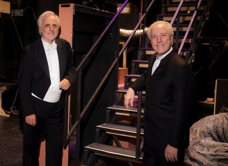 Manfred Honeck, director de la Filarmónica de Viena y director musical de la Sinfónica de Pittsburgh, derecha, junto a su hermano Rainer Honeck, concertino de la Filarmónica de Viena, mientras ambos colaboran en una producción de *Ariadne auf Naxos*, de Richard Strauss, en el Festival de Salzburgo, Austria, el 7 de agosto de 2026. (Marco Borrelli/Salzburg Festival vía AP)