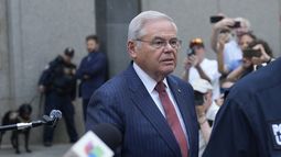 El senador Bob Menendez abandona un tribunal federal en Nueva York, el martes 16 de julio de 2024. (AP Foto/Seth Wenig)