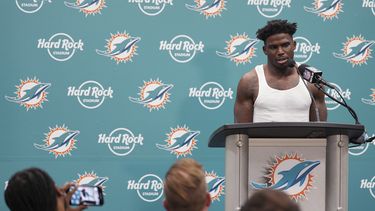 El receptor de los Dolphins de Miami Tyreek Hill habla en conferencia de prensa tras el encuentro ante los 49ers de San Francisco el domingo 22 de diciembre del 2024. (AP Foto/Rebecca Blackwell)