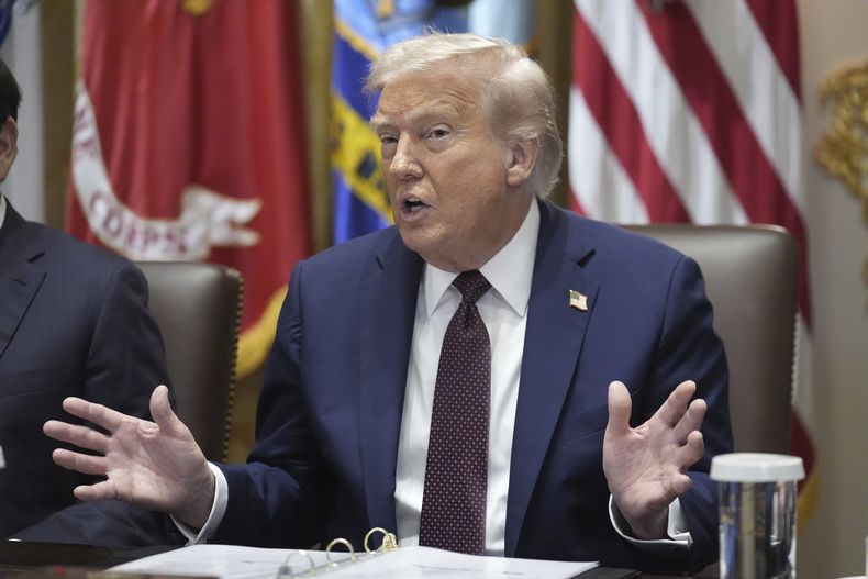 El presidente Donald Trump durante una reunión de gabinete, el martes 26 de agosto de 2025, en la Casa Blanca, en Washington. (AP Foto/Mark Schiefelbein, Archivo)