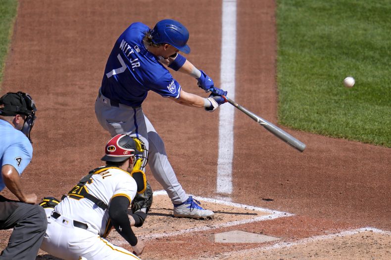 Bobby Witt Jr. de los Reales de Kansas City batea un elevado de sacrficio frente al abridor de los Piratas de Pittsburgh Mitch Keller en la quinta entrada del juego del sábado 14 de septiembre del 2024. (AP Foto/Gene J. Puskar)