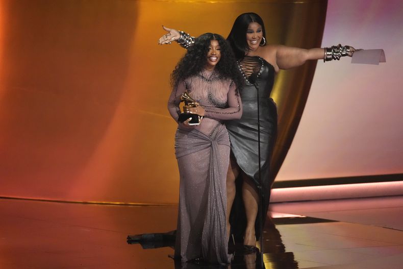 Lizzo, derecha, entrega el premio a mejor canción R&B a SZA por Snooze en la 66a entrega anual de los Premios Grammy el domingo 4 de febrero de 2024 en Los Ángeles. (Foto AP/Chris Pizzello)