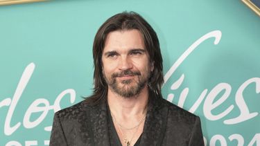 Juanes llega a la ceremonia en honor a la Persona del Año de la Academia Latina de la Grabación el miércoles 13 de noviembre de 2024, en Miami Beach, Florida. (Foto AP/Lynne Sladky)