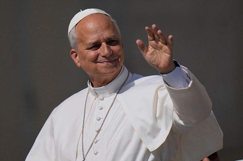 El papa León XIV saluda a la gente en la plaza de San Pedro en el Vaticano durante la audiencia semanal el miércoles 24 de junio del 2026. (AP Foto/Alessandra Tarantino)