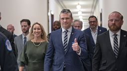 Pete Hegseth, nominado por el presidente electo, Donald Trump, como secretario de Defensa, saluda mientras camina con su esposa, Jennifer Rauchet, izquierda, para reunirse con la senadora Joni Ernst, miembro de la Comisión de Servicios Armados del Senado, en el Capitolio, en Washington, el lunes 9 de diciembre de 2024. (AP Foto/J. Scott Applewhite)