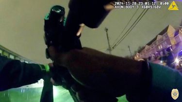 Imagen tomada de video de la cámara corporal del policía involucrado en el caso de Jazmir Tucker, en Akron, Ohio, el 28 de noviembre del (Departamento de Policía de Akron via AP)