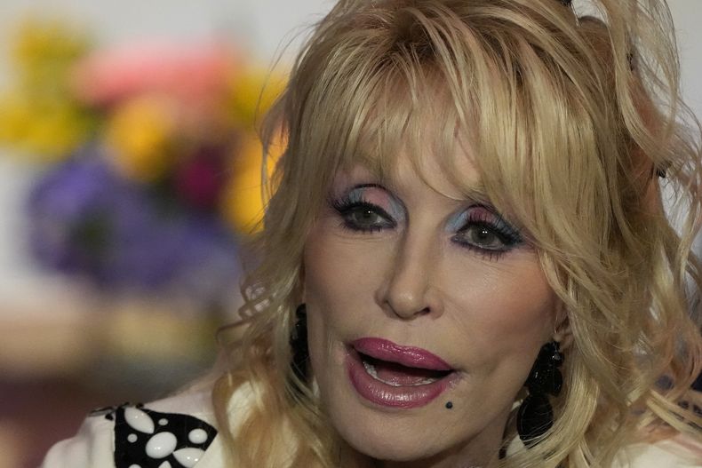 Dolly Parton actúa durante un evento para celebrar la expansión en todo el estado de Missouri de su programa de libros gratuitos Imagination Library, el martes 27 de agosto de 2024, en Kansas City, Missouri. (Foto AP/Charlie Riedel)