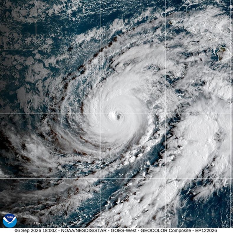 Esta imagen satelital muestra al huracán Lowell el domingo 6 de septiembre de 2026, cerca de Hawai. (NOAA via AP)