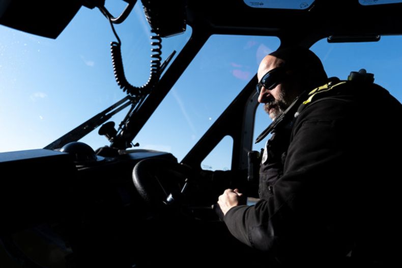 El buzo Jeffrey Leslie, del Departamento de Policía Metropolitana, pilotea una embarcación en el río Potomac, el jueves 22 de enero de 2026, en Washington. (Foto AP/Julia Demaree Nikhinson)