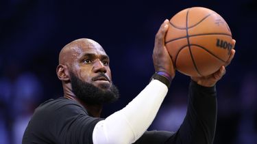 LeBron James, de los 76ers de Filadelfia, calienta antes de un partido de pretemporada ante los Nets de Brooklyn, el jueves 8 de octubre de 2026 (AP Foto/Pamela Smith)