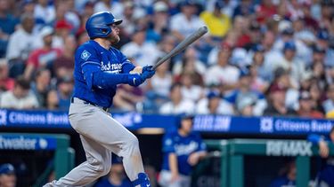 Max Muncy, de los Dodgers de Los Ángeles, batea un jonrón de dos carreras ante los Filis de Filadelfia, el miércoles 22 de julio de 2026 (AP Foto/Chris Szagola)