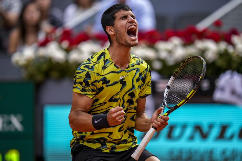 El español Carlos Alcaraz celebra un punto ante el finlandés Emil Ruusuvuori en el Abierto de Madrid el viernes 28 de abril del 2023. (AP Foto/Manu Fernandez)