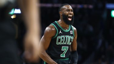 Jaylen Brown, de los Celtics de Boston, festeja tras encestar en el partido del viernes 15 de diciembre de 2023, ante el Magic de Orlando (AP Foto/Michael Dwyer)
