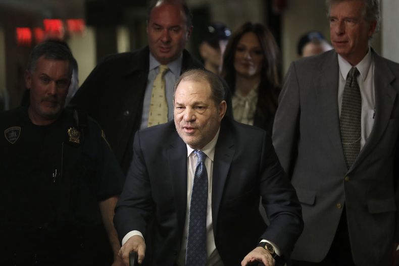 ARCHIVO - Harvey Weinstein llega a una corte de Manhattan para las deliberaciones del jurado en su juicio por violación el 24 de febrero de 2020 en Nueva York.Casi cuatro años después de que fuera sentenciado por violación, Weinstein buscará apelar su sentencia en febrero de 2024. (Foto AP/Seth Wenig, archivo)