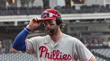 Bryce Harper de los Filis de Filadalfia es entrevistado tras la victoria ante los Guardianes de Cleveland, el domingo 23 de julio de 2023, en Cleveland. (AP Foto/Phil Long)