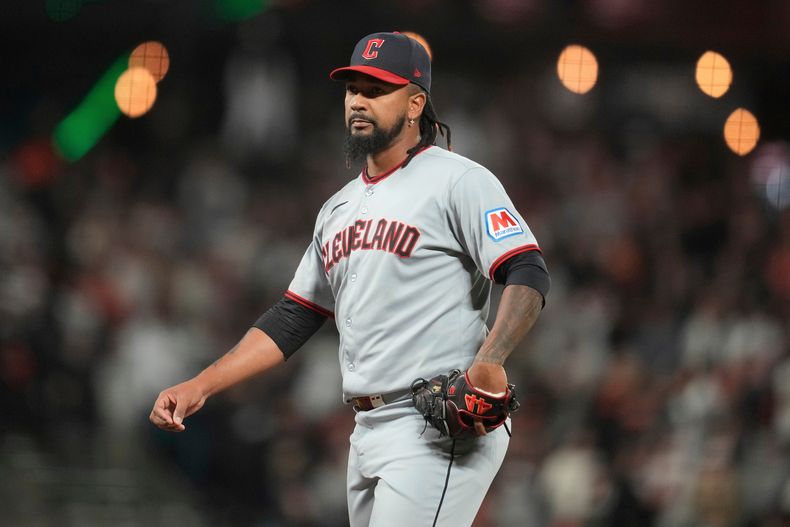 El pitcher Emmanuel Clase de los Guardianes de Cleveland durante un juego contra los Gigantes de San Francisco, el 17 de junio de 2025, en San Francisco. (AP Foto/Jeff Chiu)