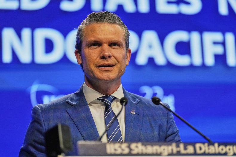 El secretario de Defensa de Estados Unidos, Pete Hegseth, ofrece su discurso durante el 22do Diálogo de Shangri-La en Singapur, el sábado 31 de mayo de 2025. (AP Foto/Anupam Nath)