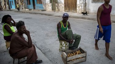 Los cubanos de  todo el país se quejan de los bajos salarios y los altos precios, pero  esa queja tiene una dimensión particular en Santiago.