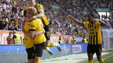 Jugadores del Borussia Dortmund celebran el gol de Julian Brandt ante el Augsburg en la Bundesliga el domingo 21 de mayo del 2023. (AP Foto/Matthias Schrader)