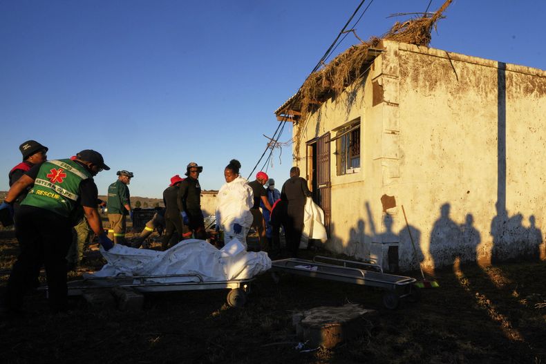 Forenses recuperan los cuerpos de una madre y tres hijas de una casa afectada por las inundaciones en Mthatha, Sudáfrica, el 12 de junio de 2025. (AP Foto/Themba Hadebe)