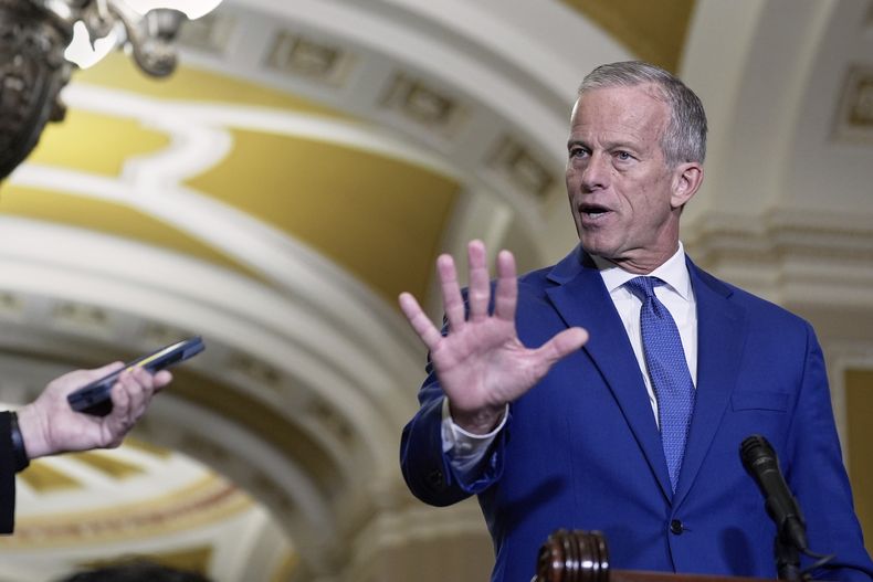 ARCHIVO - El líder de la mayoría del Senado, John Thune, republicano por Dakota del Sur, habla después de un almuerzo político el miércoles 9 de julio de 2025 en el Capitolio de Washington. (AP Foto/Mariam Zuhaib, archivo)