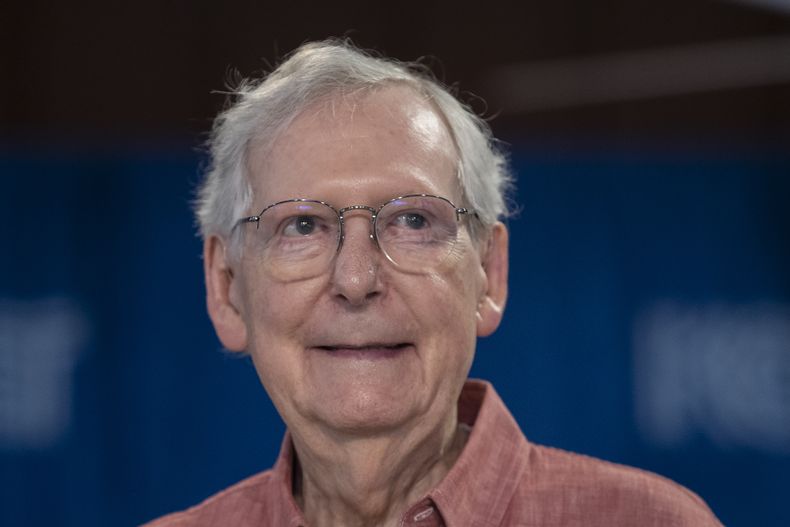 El líder de la minoría del Senado de EEUU, Mitch McConnell, republicano por Kentucky, durante el picnic anual St. Jerome Fancy Farm en Fancy Farm, Kentucky, el 5 de agosto de 2023. (Ryan C. Hermens/Lexington Herald-Leader vía AP)