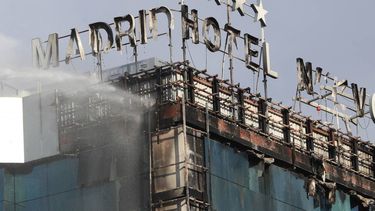 devastador incendio devora el hotel nuevo madrid en espana