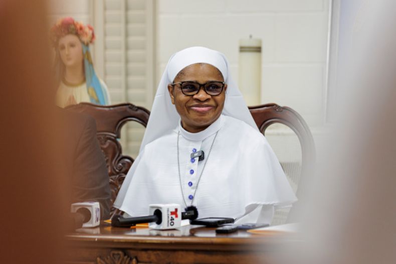 La hermana Leticia Letty Ugboaja en una conferencia de prensa realizada en el templo católico de Our Lady of Sorrows el martes 23 de julio de 2026, en McAllen, Texas. (AP Foto/Michael Gonzalez)