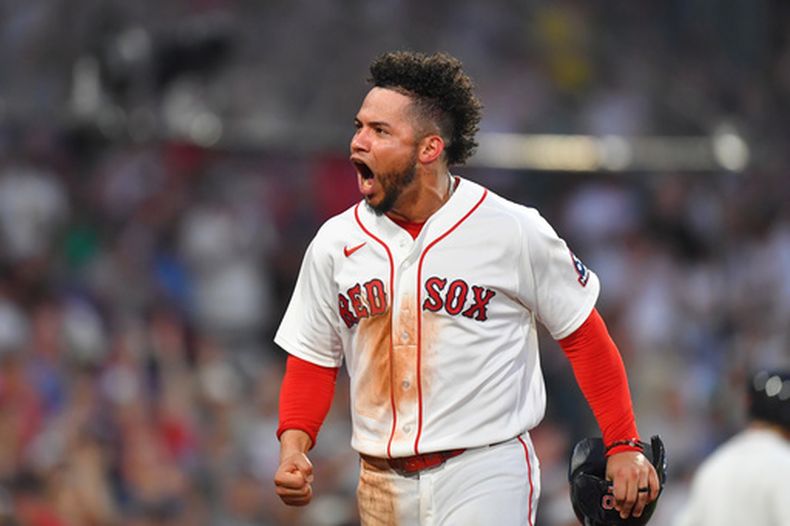 Willson Contreras de los Medias Rojas de Boston celebra tras anotar en un sencillo de dos carreras de Caleb Durbin ante los Yankees de Nueva York el domingo 28 de junio del 2026. (AP Foto/Steven Senne)