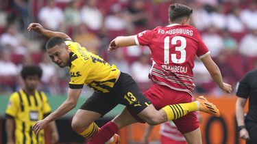 ARCHIVO - Foto del 21 de mayo del 2023, Raphael Guerreiro del Borussia Dortmund pelea por el balón con Elvis Rexhbecaj del Augsburg en el encuentro de la Bundesliga. El viernes 23 de junio del 2023, Guerreiro firma con el Bayern Munich. (AP Foto/Matthias Schrader, Archivo)