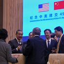El ministro de Asuntos Exteriores de China, Wang Yi (segundo desde la izquierda), brinda con invitados tras un evento en Beijing, el viernes 5 de enero de 2024. (AP Foto/Andy Wong, Pool)