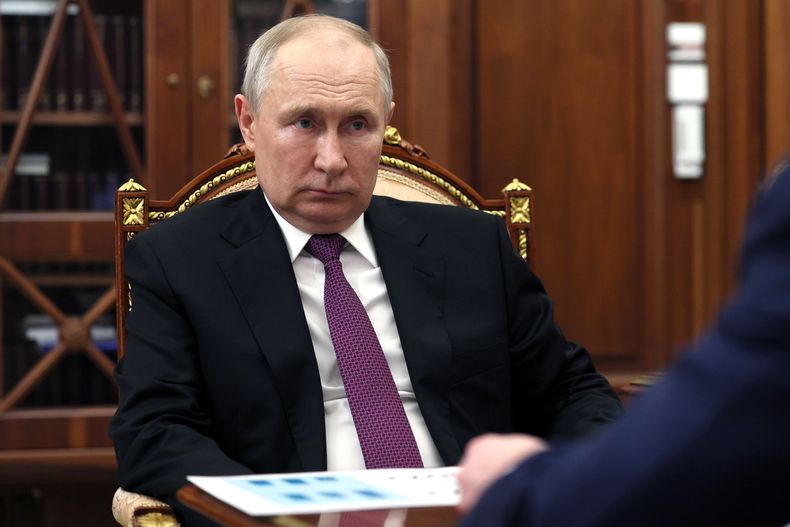 El presidente ruso Vladimir Putin escucha a Igor Shuvalov, presidente de la corporación estatal de desarrollo VEB.RF en el Kremlin, Moscú, miércoles 30 de agosto de 2023. (Gavriil Grigorov, Sputnik, Kremlin Pool Photo via AP)