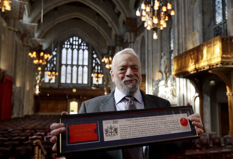 ARCHIVO - El compositor y letrista estadounidense ganador de múltiples premios, Stephen Sondheim, posa con su Copia de la Libertad enmarcada, después de recibir el Premio a la Libertad de la Ciudad de Londres en una ceremonia en el Guildhall de Londres, el 27 de septiembre de 2018. (Foto AP/Kirsty Wigglesworth, archivo)