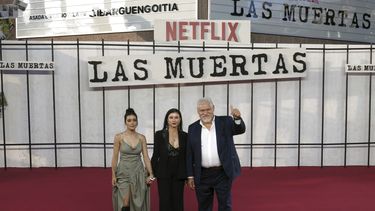Los actores mexicanos Paulina Gaitán, de izquierda a derecha, Leticia Huijara y Joaquín Cosío posan en la alfombra roja de la serie de Netflix Las muertas en la Ciudad de México, el lunes 8 de septiembre de 2025. (Foto AP/Berenice Bautista)