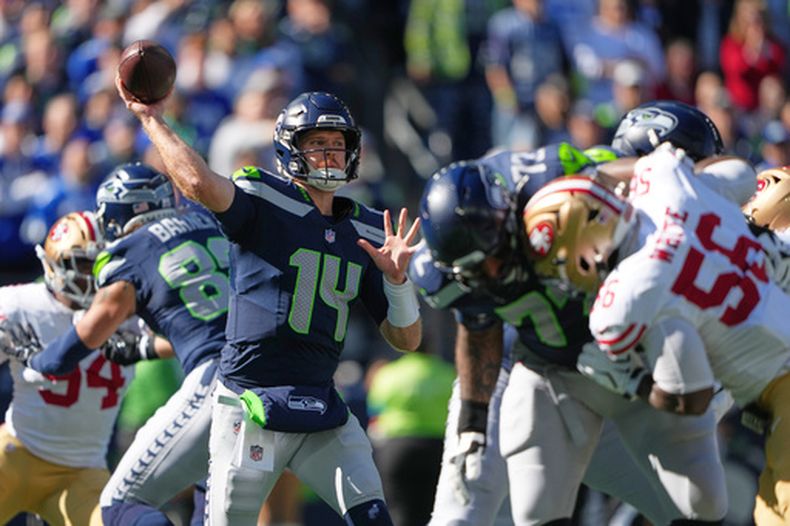 Sam Darnold (14), quarterback de los Seahawks de Seattle, lanza un pase frente a los 49ers de San Francisco durante la primera mitad del partido de la NFL, el domingo 11 de octubre de 2026, en Seattle. (AP Foto/Lindsey Wasson)