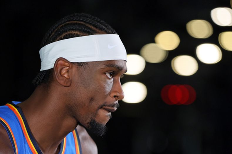 El jugador del Thunder de Oklahoma City, Shai Gilgeous-Alexander, escucha mientras ofrece una entrevista durante el día de atención a medios del equipo de baloncesto de la NBA el lunes 28 de septiembre de 2026, en Oklahoma City. (Foto AP/Nate Billings)