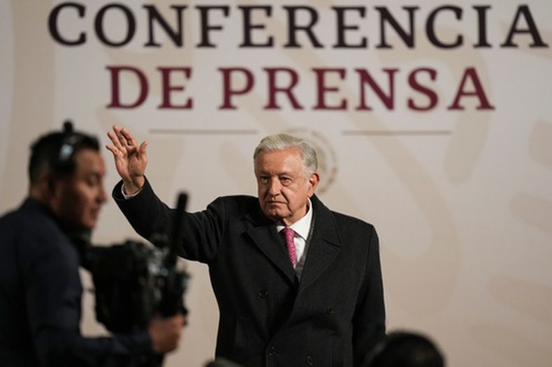 ARCHIVO - El entonces presidente de México Andrés Manuel López Obrador saluda durante su última conferencia de prensa mañanera en el Palacio Nacional de Ciudad de México, el 30 de septiembre de 2024. (AP Foto/Fernando Llano, Archivo)