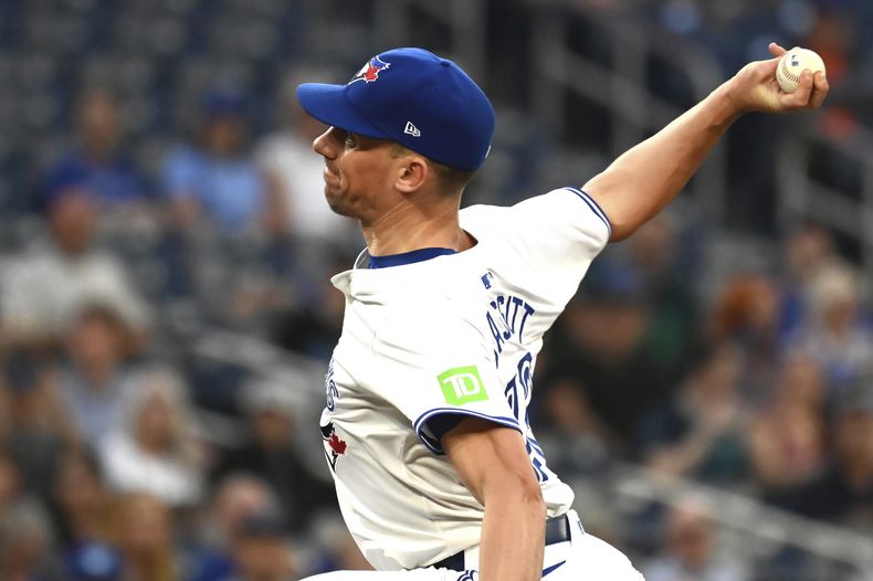 Chris Bassitt, abridor de los Azulejos de Toronto, lanza frente a los Mets de Nueva York en el duelo del martes 10 de septiembre de 2024 (Jon Blacker/The Canadian Press via AP)