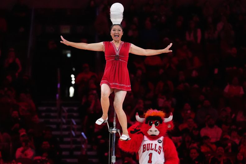 Red Panda durante su actuación del medio tiempo en el encuentro de los Bulls de Chicago ante los 76ers de Filadelfia el martes 4 de noviembre del 2025. (AP Foto/Nam Y. Huh)