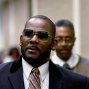 ARCHIVO - R. Kelly sale del Centro Daley tras una audiencia en su caso de manutención infantil el 8 de mayo de 2019 en Chicago. El viernes 26 de abril de 2024, un tribunal federal de apelaciones confirmó la condena por delito sexual del cantante de R&B R. Kelly y su condena de 20 años en su caso en Chicago. (Foto AP/Matt Marton, archivo)