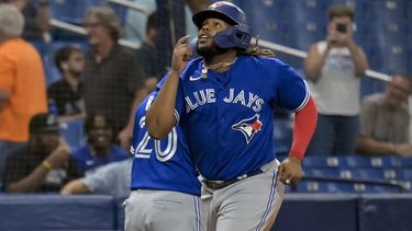 El dominicano Vladimir Guerrero Jr., de los Azulejos de Toronto, festeja tras conectar un grand slam en el juego del martes 23 de mayo de 2023, ante los Rays de Tampa Bay (AP Foto/Steve Nesius)