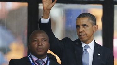 americateve | Un hombre que hizo la interpretación simultánea del servicio fúnebre de Nelson Mandela en el lenguaje por señas de los sordomudos era un impostor.