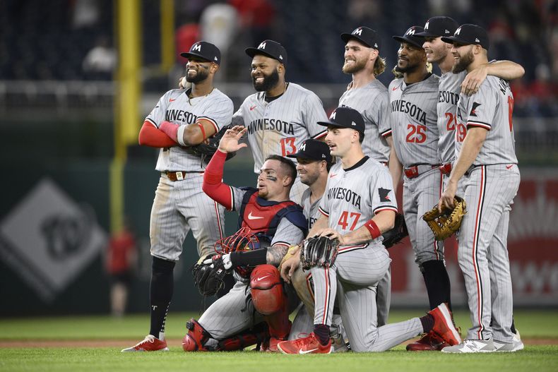 Los Mellizos de Minnesota posan para una foto tras apalear 10-0 a los Nacionales de Washington, el martes 21 de mayo de 2024 (AP Foto/Nick Wass)