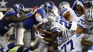 americateve | DeMarco Murray, de los Cowboys de Dallas, anota frente a Robert Ayers (91) y Mark Herzlich (58), de los Giants de Nueva York, en el partido del domingo 19 de octubre de 2014 (AP Foto/LM Otero)