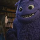 En esta imagen propporcionada por Paramount Pictures, Cailey Fleming, izquierda, con Blue, con la voz de Steve Carell, en una escena de IF. (Paramount Pictures vía AP)