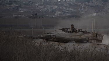 Soldados israelíes a bordo de un tanque cerca de la frontera entre Israel y Gaza, en una imagen tomada desde el sur de Israel, el miércoles 21 de agosto de 2024. (AP Foto/Leo Correa)