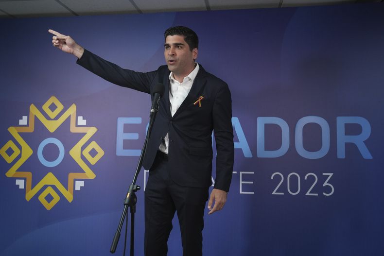 Otto Sonnenholzner, candidato presidencial de la alianza Actuemos, habla antes del debate presidencial, el domingo 13 de agosto de 2023, en Quito, Ecuador. (AP Foto/Dolores Ochoa)